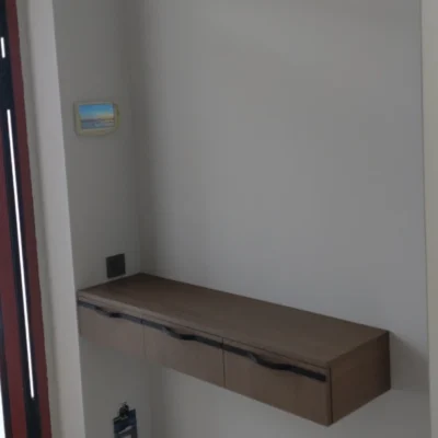 Minimalistinė prieškambario pakabinama spintelė-lentyna
