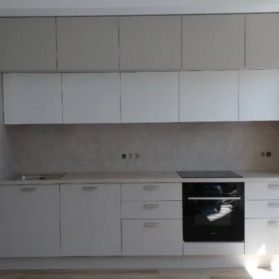 Minimalistinė šviesi virtuvė